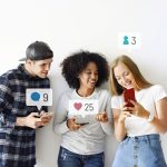 Quais são as estruturas e técnicas essenciais para criar textos persuasivos e engajadores em múltiplos canais?