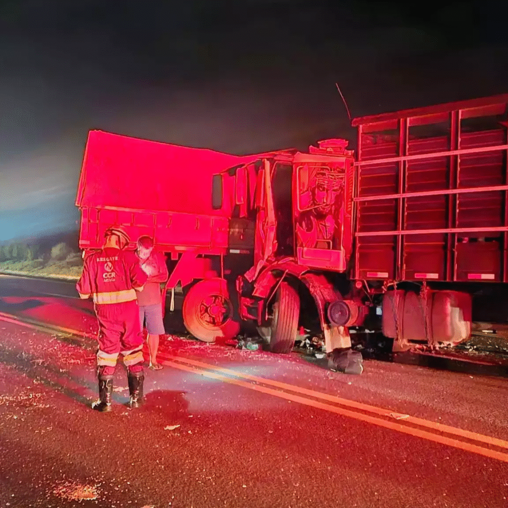 Acidente entre carretas paralisa BR-163 nesta quarta, 26 de novembro