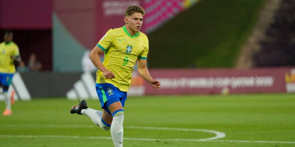 Brasil marca no último minuto e garante vaga na semi do Mundial Sub-17