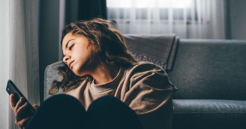 Brasileiros trocam ócio por celular e se sentem pior depois, diz pesquisa