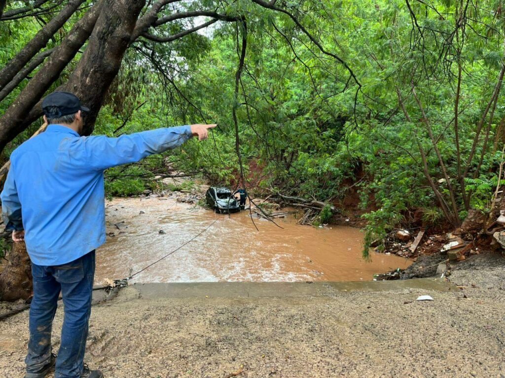 Carro é removido de córrego após chuva intensa em Campo Grande