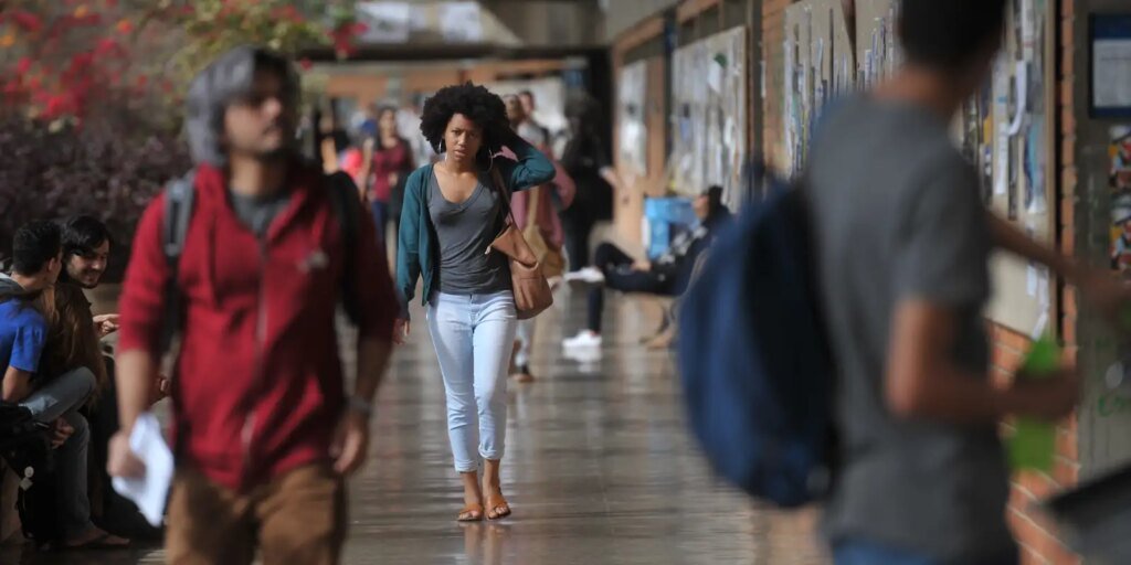 Concluintes de cursos de tecnologia fazem Enade 2025 neste domingo