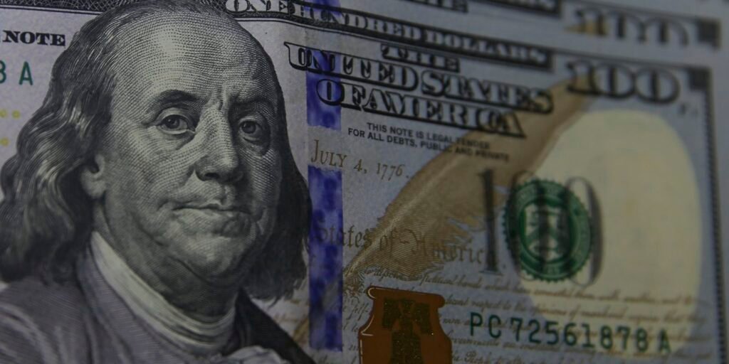 Dólar fecha abaixo de R$ 5,30 pela primeira vez desde junho de 2024