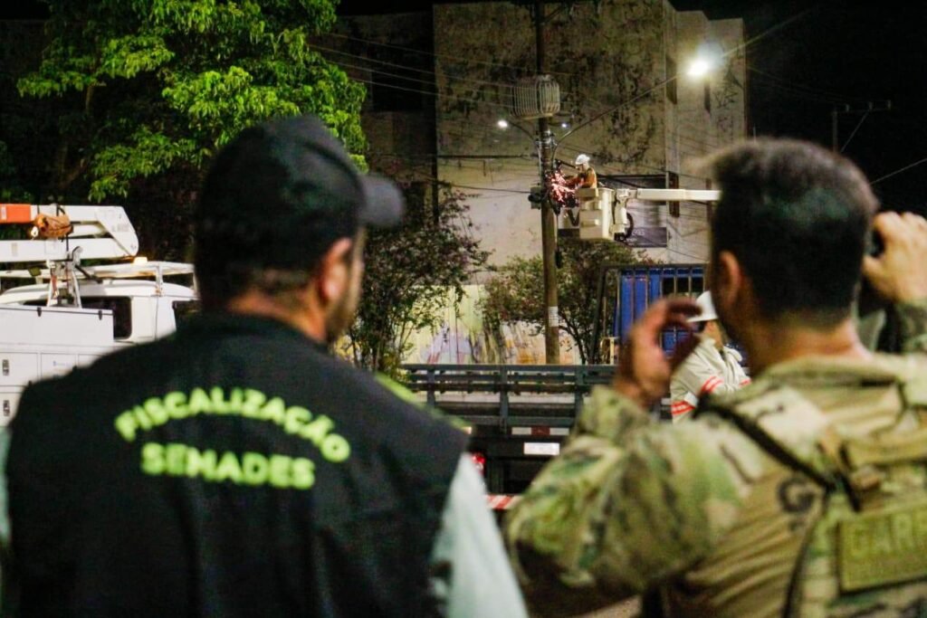 Força-tarefa retira cabos soltos no Centro de Campo Grande