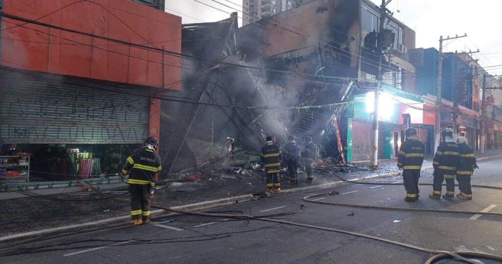 Incêndio de grandes proporções atinge residências em São Bernardo do Campo