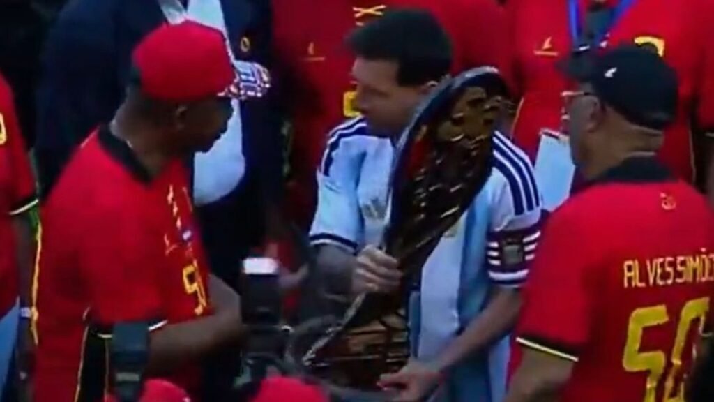 Presidente de Angola é vaiado antes de jogo com a Argentina; entenda