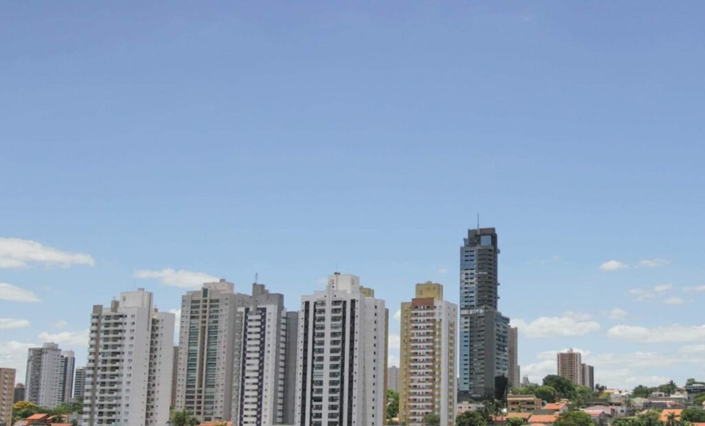 Sol predomina, mas chuva e tempestades no fim de semana