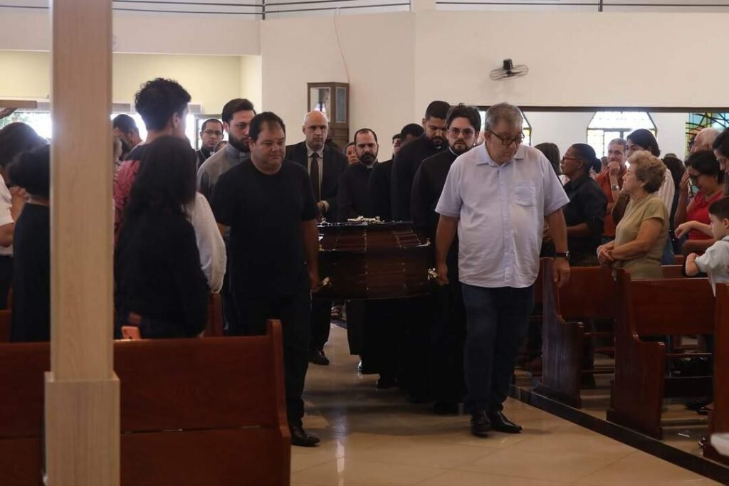 comunidade se despede em comoção