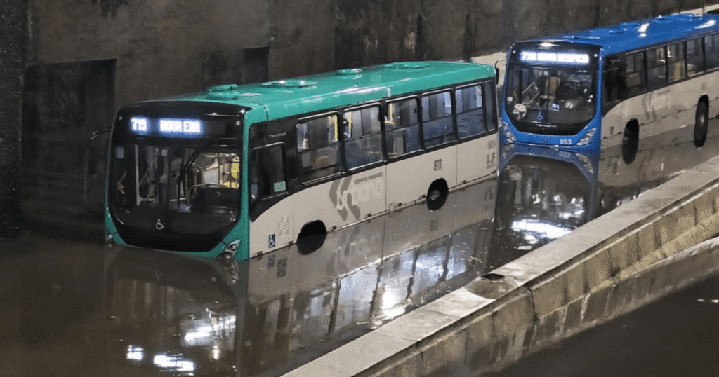 Chuva de mais de 100 mm devasta Juiz de Fora (MG) com alagamentos e cratera