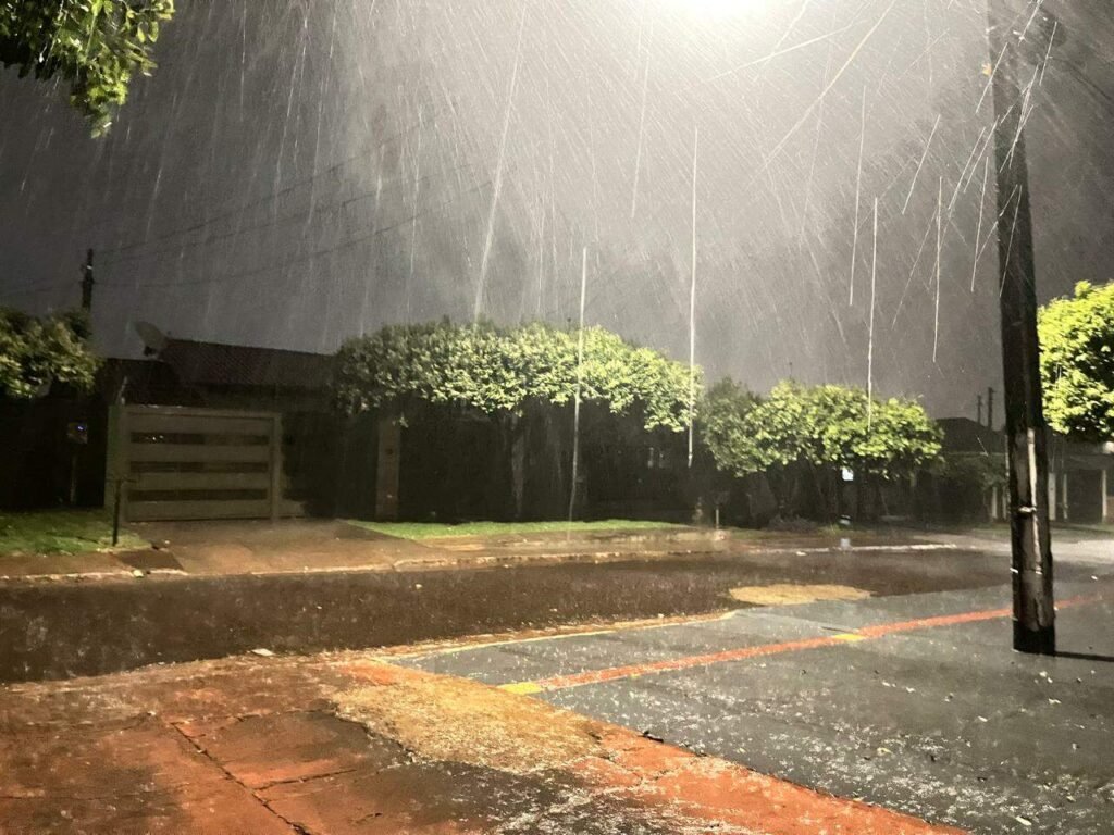 Dourados enfrenta chuva intensa e ventos fortes nesta segunda, 15 de dezembro