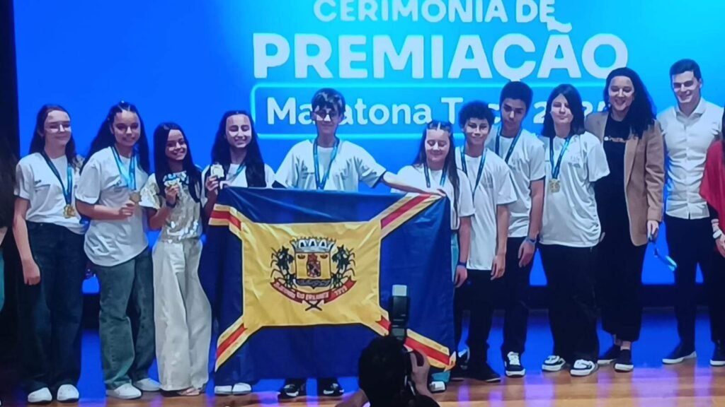 Estudante de 12 anos cria sistema de chamada com IA e ganha prêmio nacional