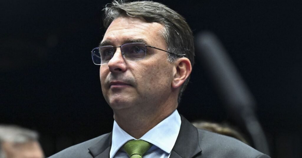 Flávio fala em iniciar negociações e pede mobilização para aprovar anistia