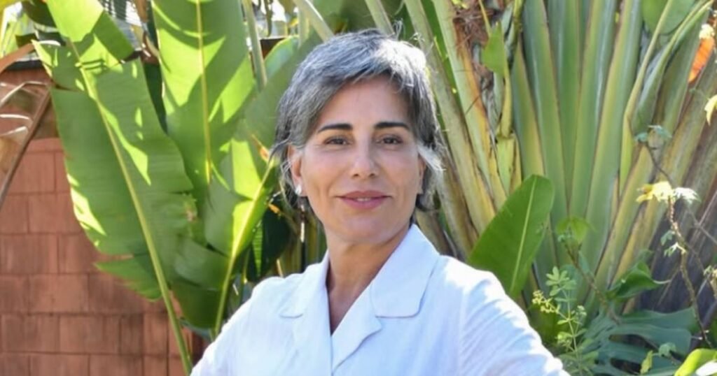 Glória Pires diz que assumir cabelos brancos aos 62 anos foi libertador