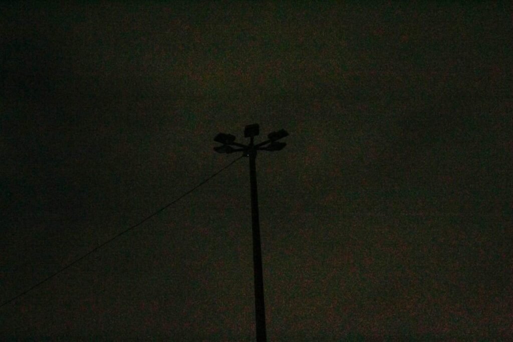 Moradores enfrentam riscos sem iluminação