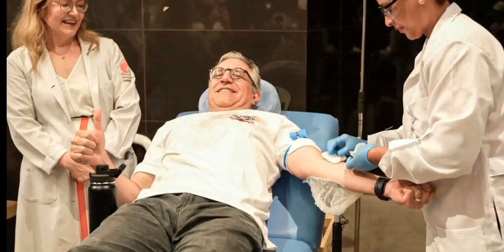 Padilha doa sangue e marca início da vacinação contra vírus sincicial