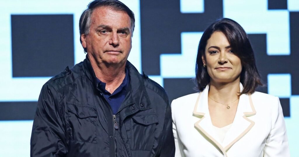 Procedimento de Bolsonaro para tratar soluços foi concluído, diz Michelle