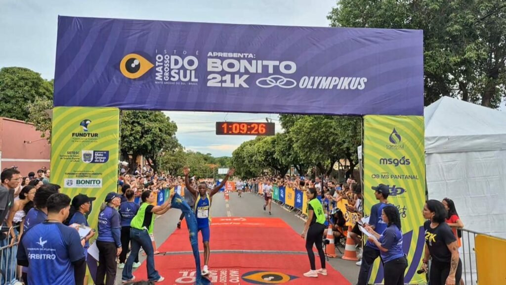Queniano e mineira vencem Meia Maratona de Bonito com 3 mil atletas