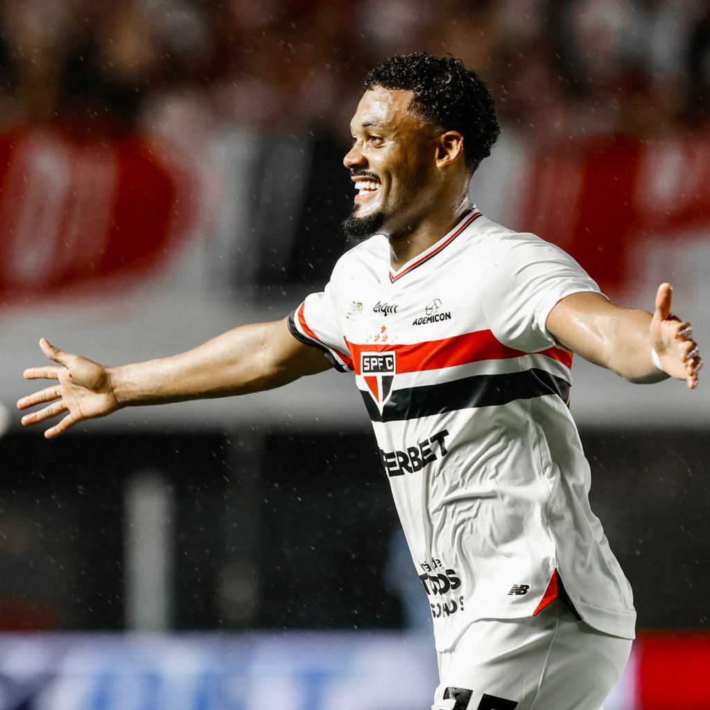 São Paulo vence Inter por 3 a 0 e se aproxima do G8 do Brasileirão