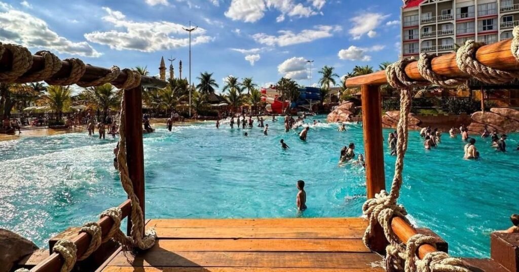 Torneio de chupar melancia acaba em morte em piscina de famoso Thermas