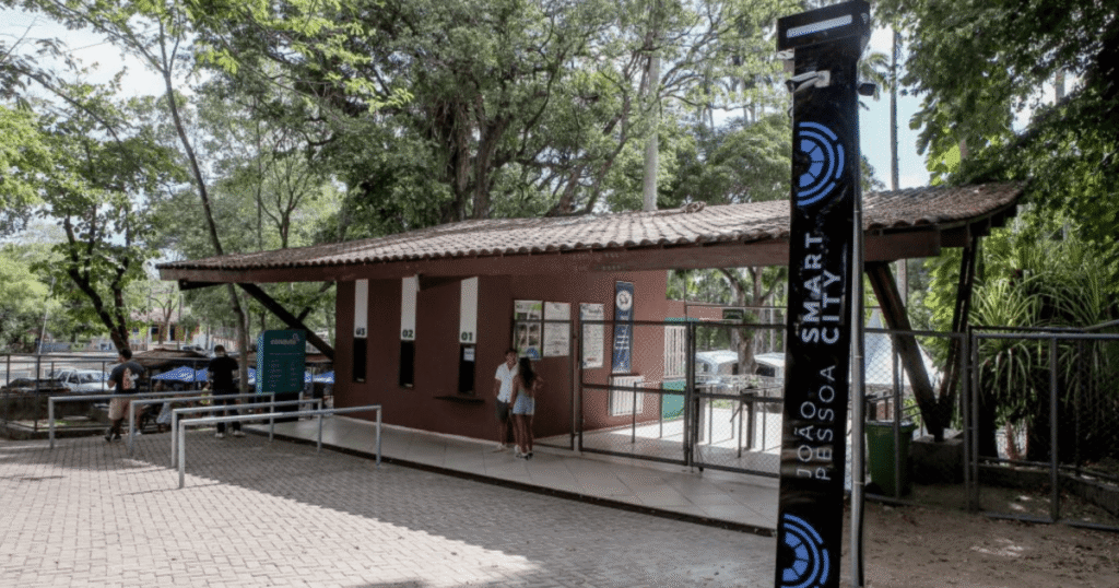 Zoológico em que jovem foi morto por leoa é reaberto com câmeras de IA