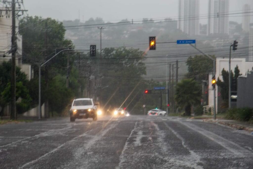 chuva derruba temperatura em 11,7 °C em Campo Grande neste domingo
