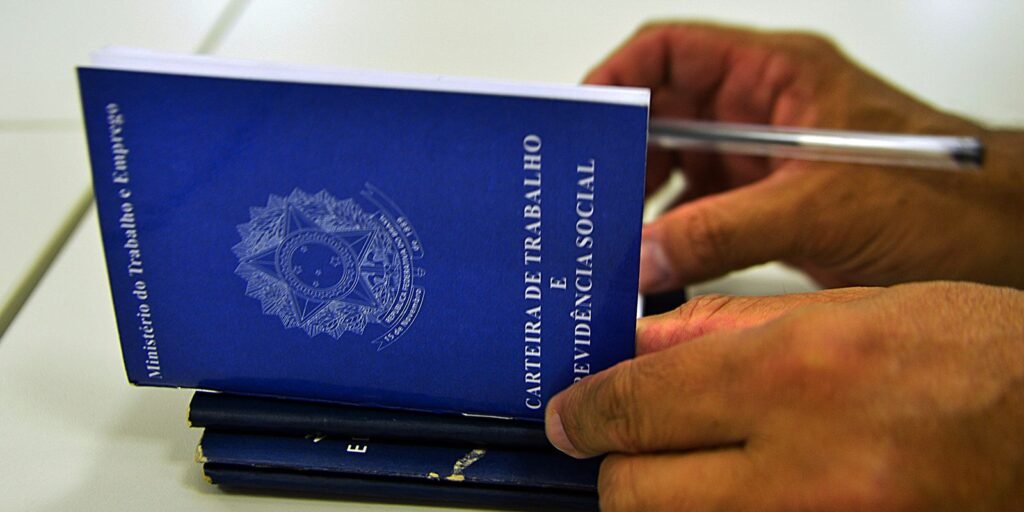 Aumento de carteira assinada no Brasil é sustentado, diz IBGE