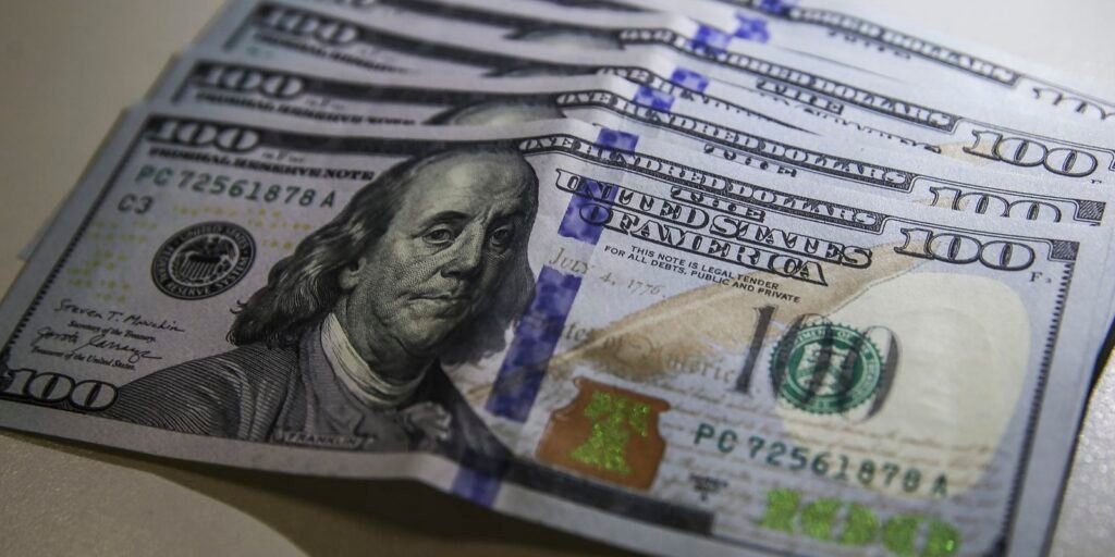 Brasil tem segunda maior saída de dólares da história em 2025