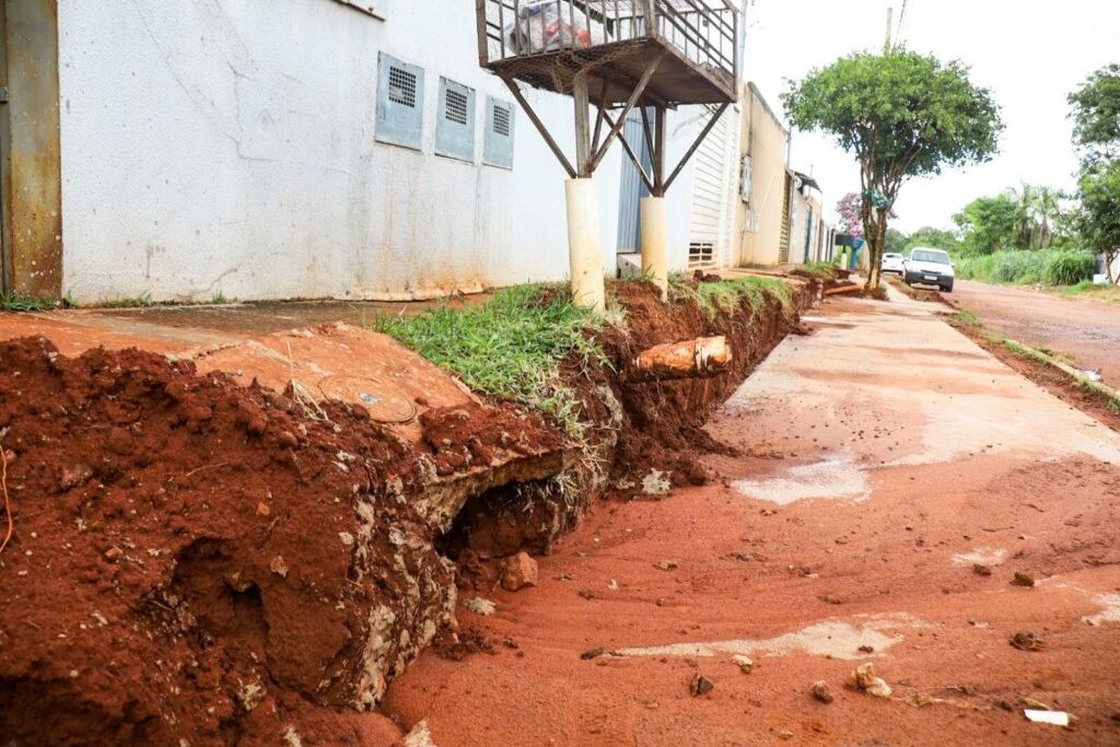 Calçada sem rebaixamento gera polêmica em Campo Grande