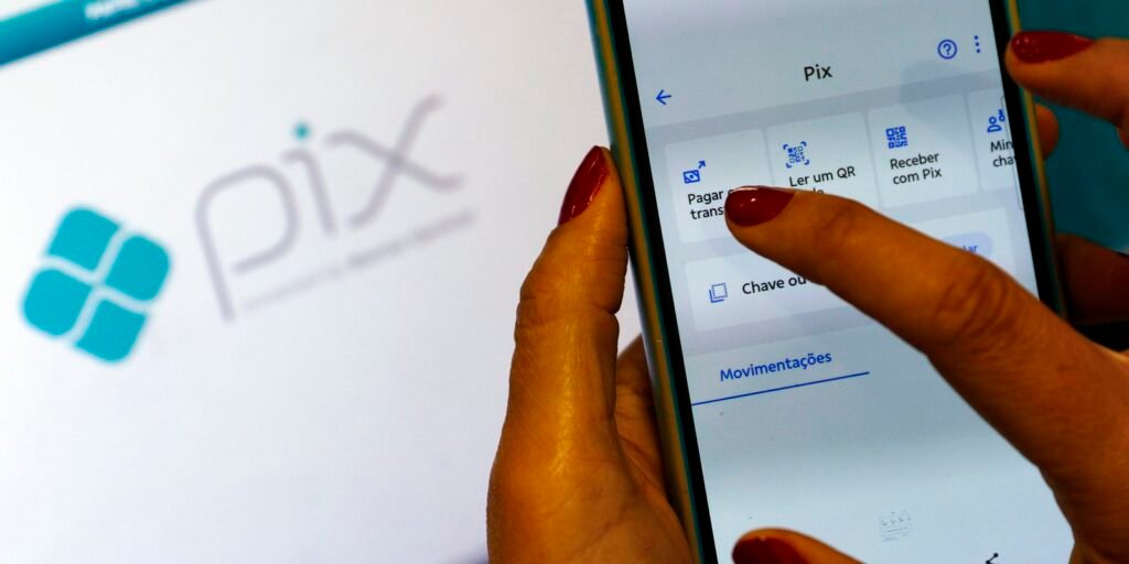Receita Federal volta a negar taxação do Pix e alerta para golpes