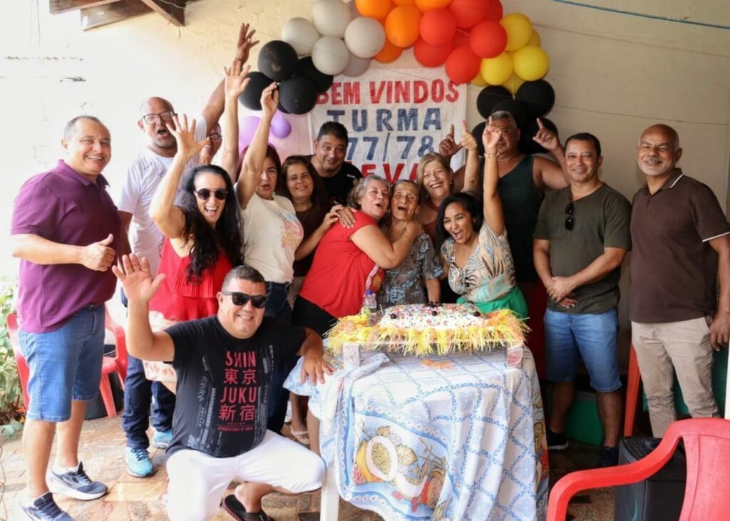 Após 48 anos, merendeira de 76 anos reencontra ex-alunos em encontro emocionante