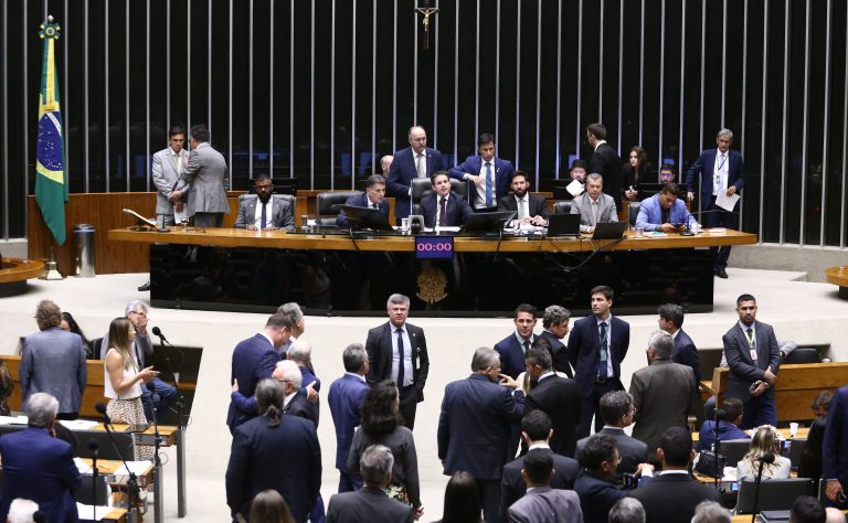 Câmara aprova redução de impostos para indústria química e cria 2 universidades