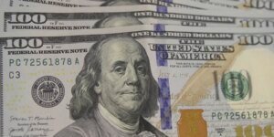 Dólar sobe para R$ 5,22 em dia de turbulência internacional
