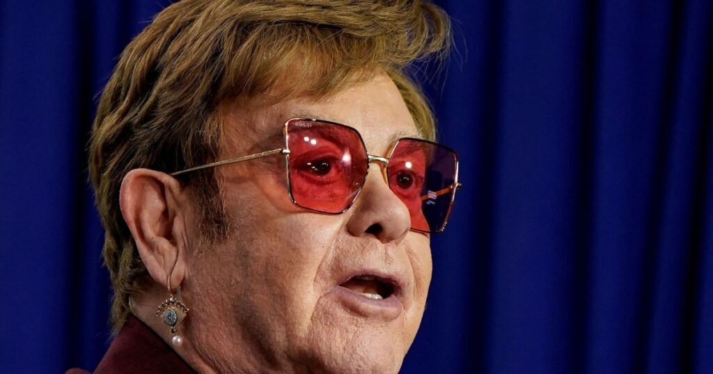 Elton John diz ter tido seus telefones fixos grampeados: "Fiquei indignado"