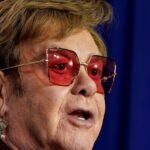 Elton John diz ter tido seus telefones fixos grampeados: “Fiquei indignado”
