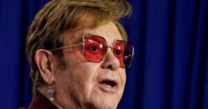 Elton John diz ter tido seus telefones fixos grampeados: "Fiquei indignado"