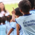 Ensino fundamental atinge 99,5% de frequência; atraso escolar cai
