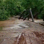 Enxurrada destrói ponte no Rio Taboco e isola comunidades