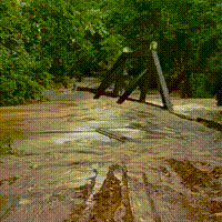 Enxurrada destrói ponte no Rio Taboco e isola comunidades