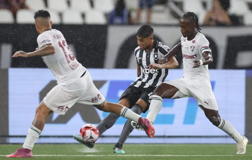 Fluminense vence Botafogo com gol de John Kennedy no Carioca