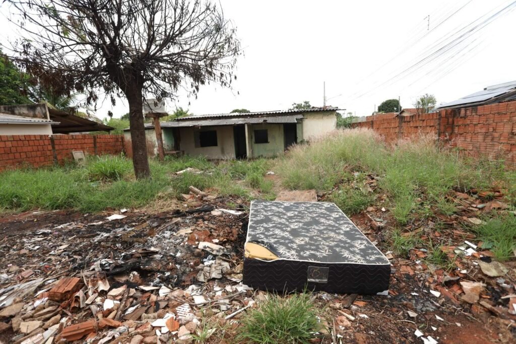 Imóvel abandonado vira foco de insetos e lixo em Campo Grande