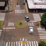 Prefeitura inova com “pare” em rotatória e gera polêmica em Ponta Porã