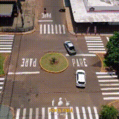 Prefeitura inova com "pare" em rotatória e gera polêmica em Ponta Porã