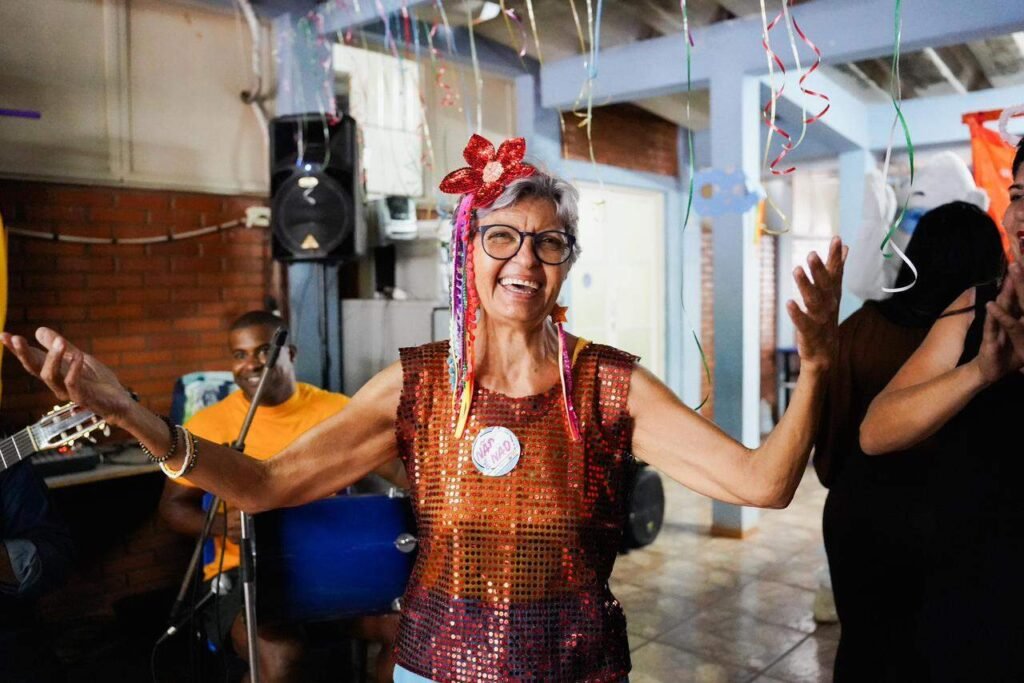 Tânia, 68 anos, não larga o microfone no Carnaval de 2026