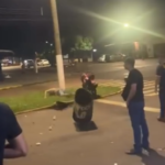 segurança arremessa lixeira contra motociclista em Dourados