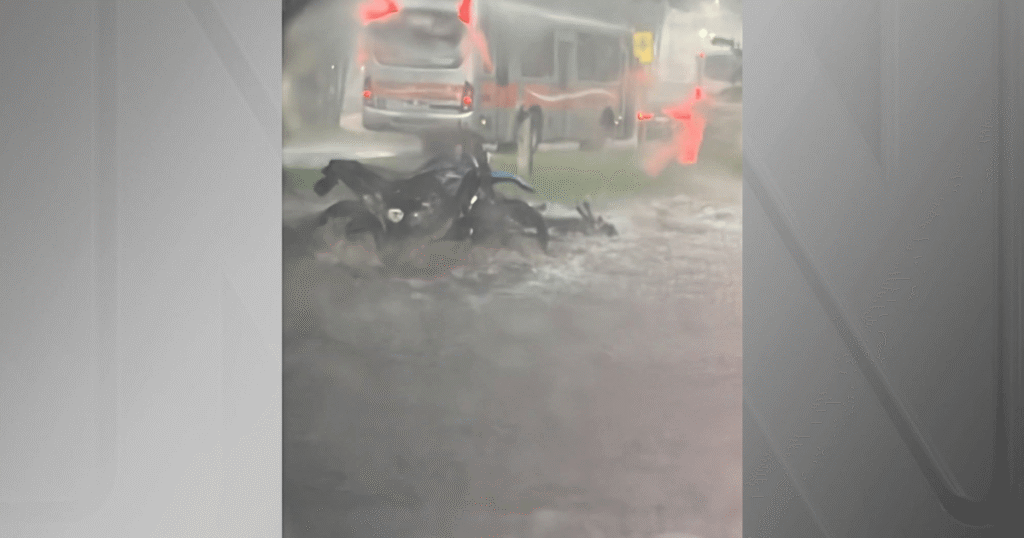 Alagamentos e enxurradas causam estragos em avenidas de Bauru (SP)