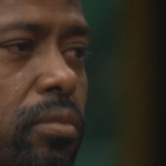 BBB 26: Leandro Boneco chora encarando botão da desistência