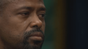 BBB 26: Leandro Boneco chora encarando botão da desistência