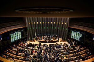 Câmara aprova projeto que abre brecha no Orçamento para licença-paternidade