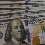 Dólar cai para R$ 5,24 em dia de correção no mercado