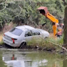 Fuga de 40 km termina com carro em açude e adolescentes apreendidos